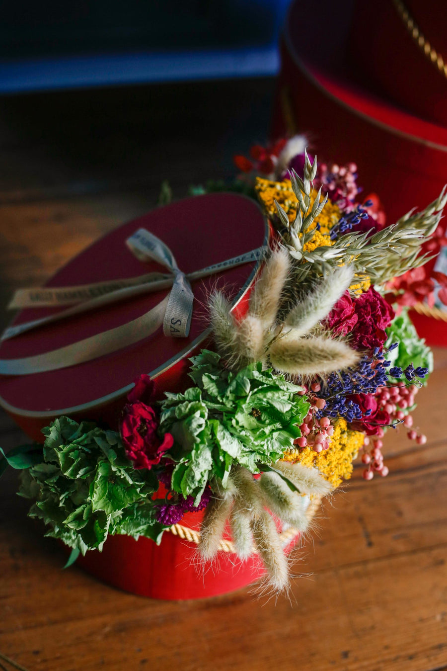 luxury-box-sombrerera-roja-pequena-flores-secas-regalo-sally-hambleton-02