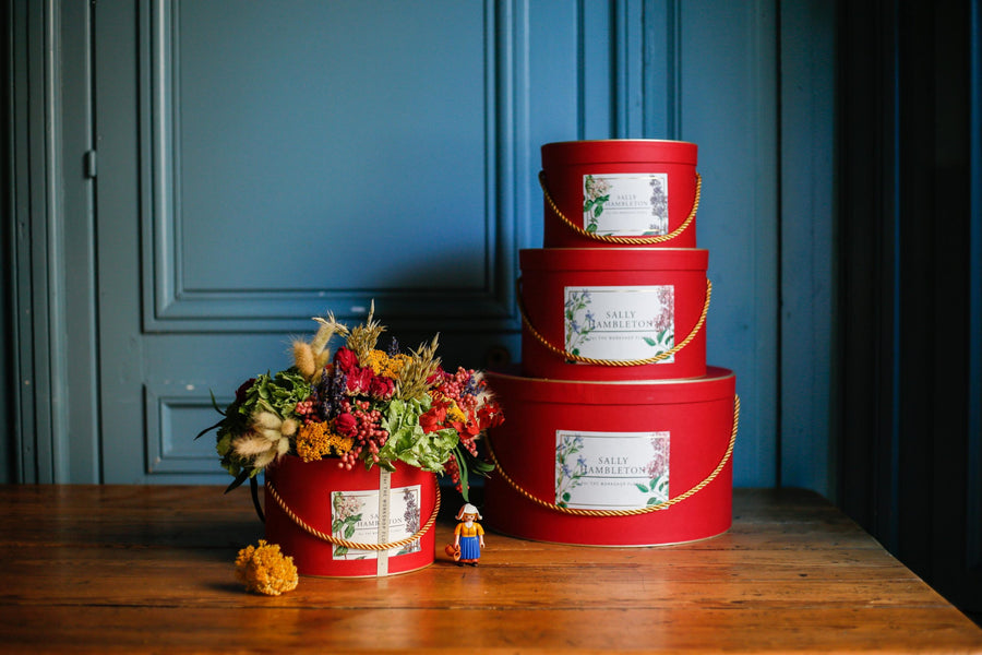luxury-box-sombrerera-roja-pequena-flores-secas-regalo-sally-hambleton-05