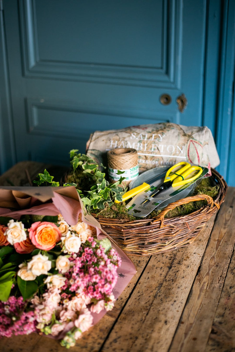 regalo-cesta-jardineria-jardinero-con-flores-sally-hambleton-06