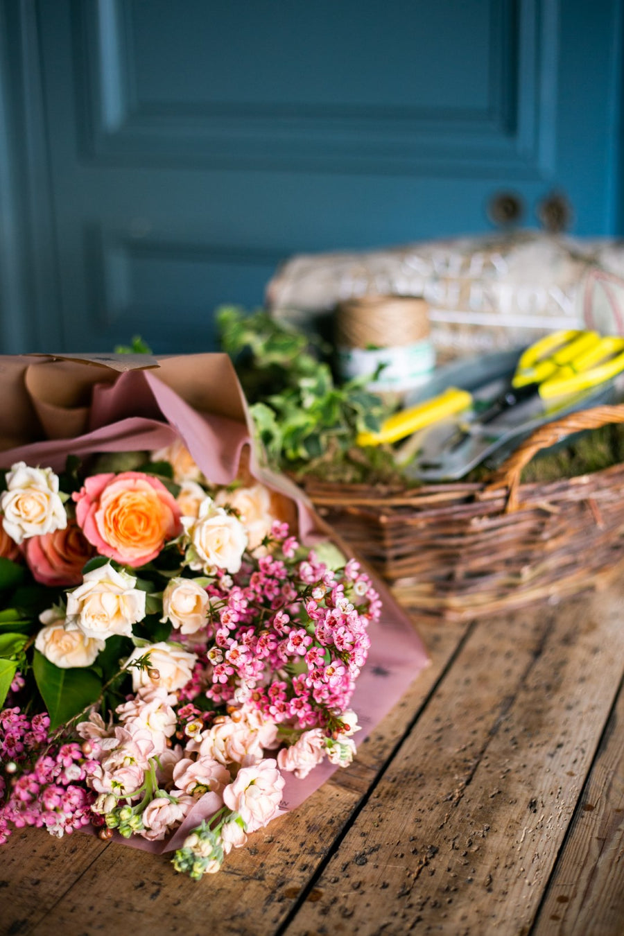 regalo-cesta-jardineria-jardinero-con-flores-sally-hambleton-04