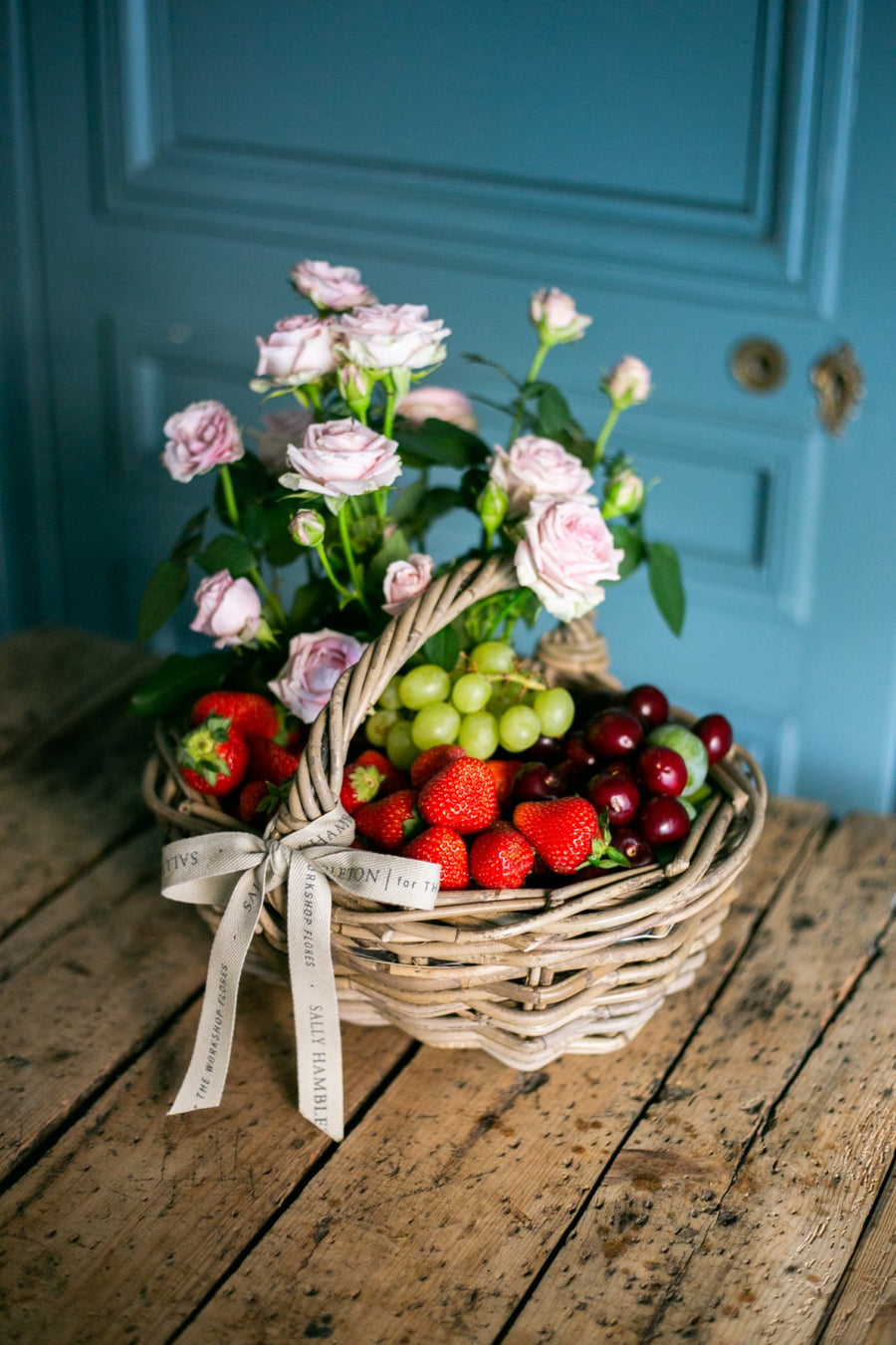 cesta-regalo-frutas-flores-sally-hambleton-tamaño-pequeño-02