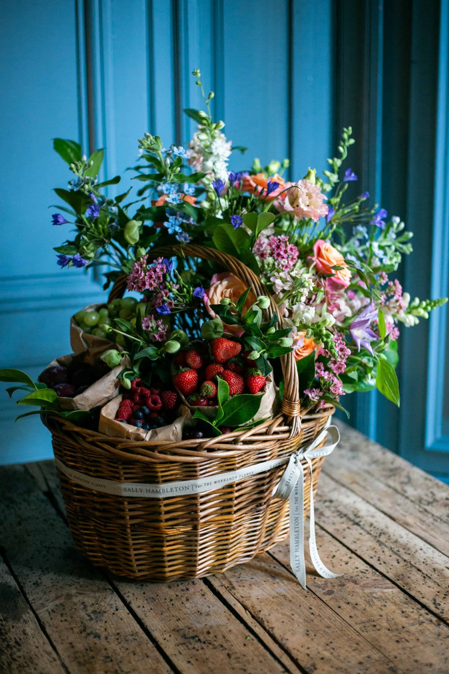 cesta-regalo-frutas-flores-sally-hambleton-tamaño-xl-04