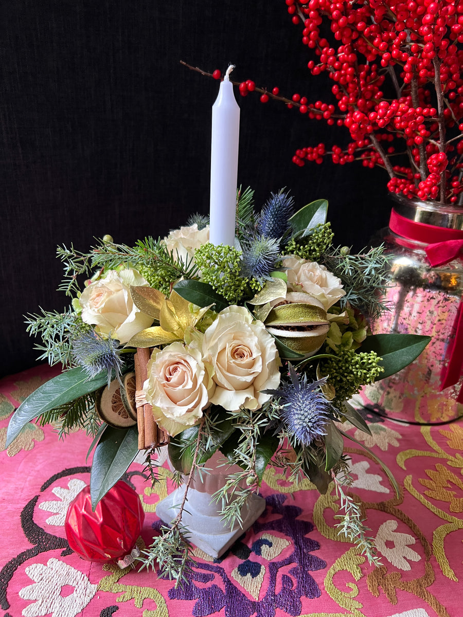 Copa clásica de Cemento con flores navideñas y vela - tonos blancos | Centro de mesa Navidad