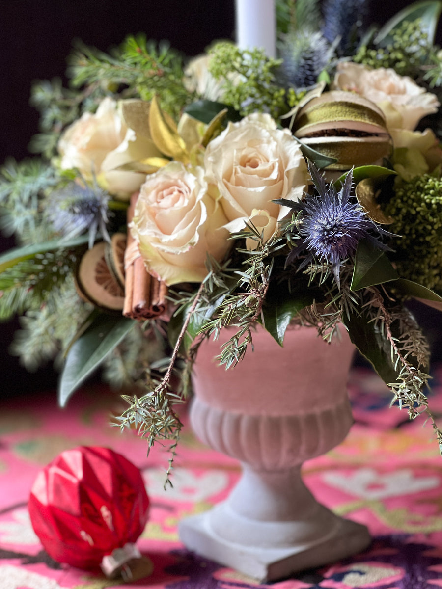 Copa clásica de Cemento con flores navideñas y vela - tonos blancos | Centro de mesa Navidad