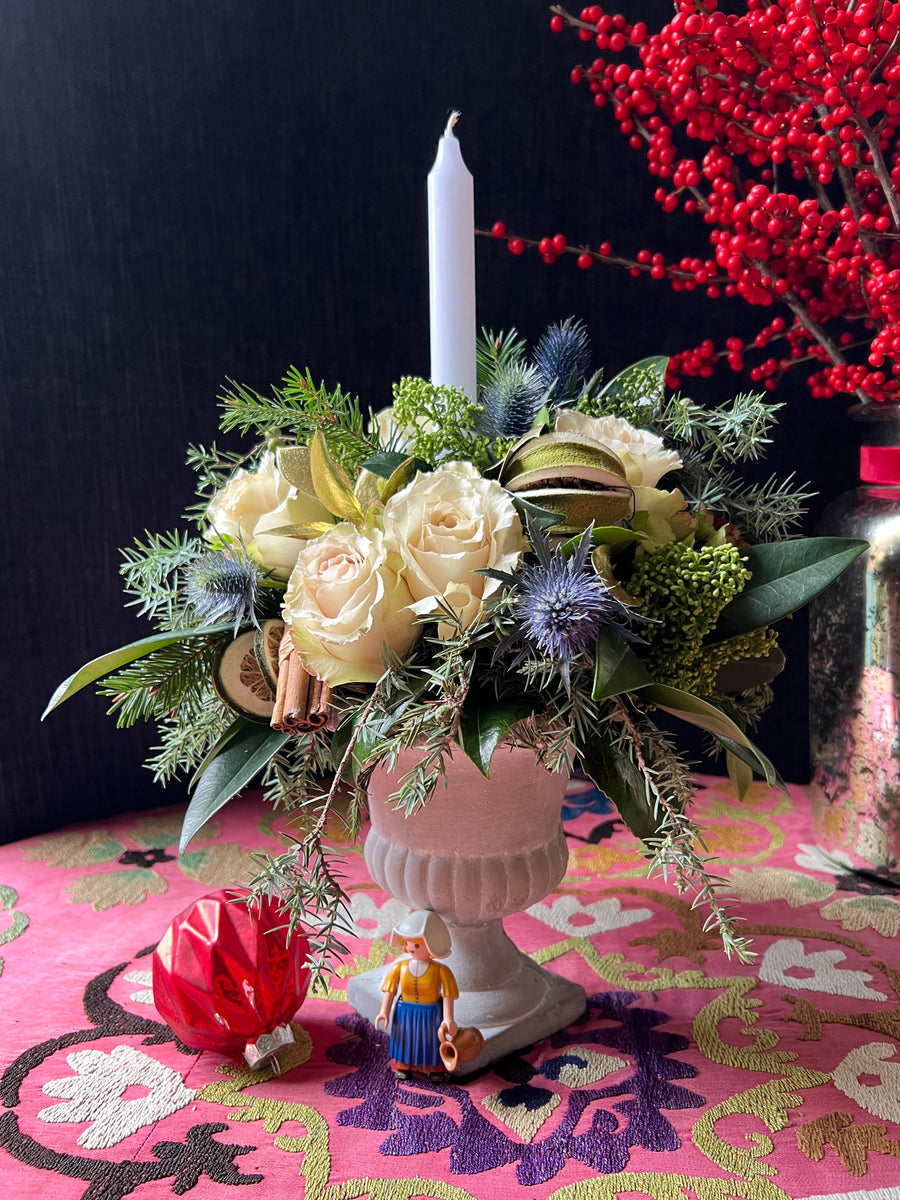 Copa clásica de Cemento con flores navideñas y vela - tonos blancos | Centro de mesa Navidad