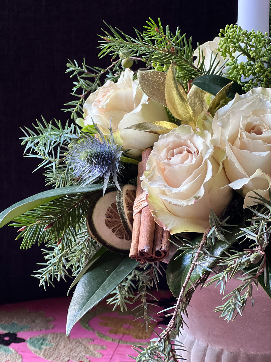 Copa clásica de Cemento con flores navideñas y vela - tonos blancos | Centro de mesa Navidad