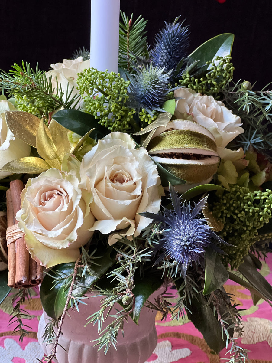 Copa clásica de Cemento con flores navideñas y vela - tonos blancos | Centro de mesa Navidad