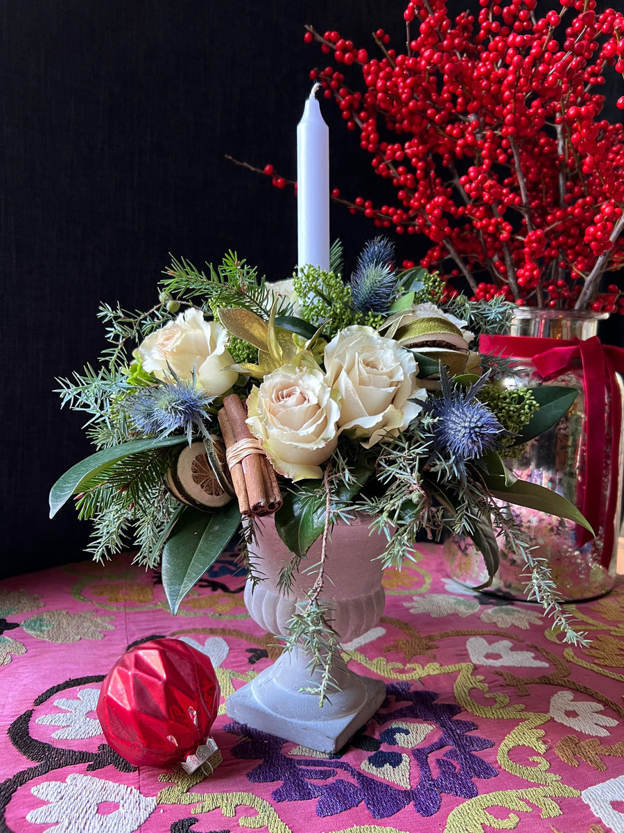 Copa clásica de Cemento con flores navideñas y vela - tonos blancos | Centro de mesa Navidad