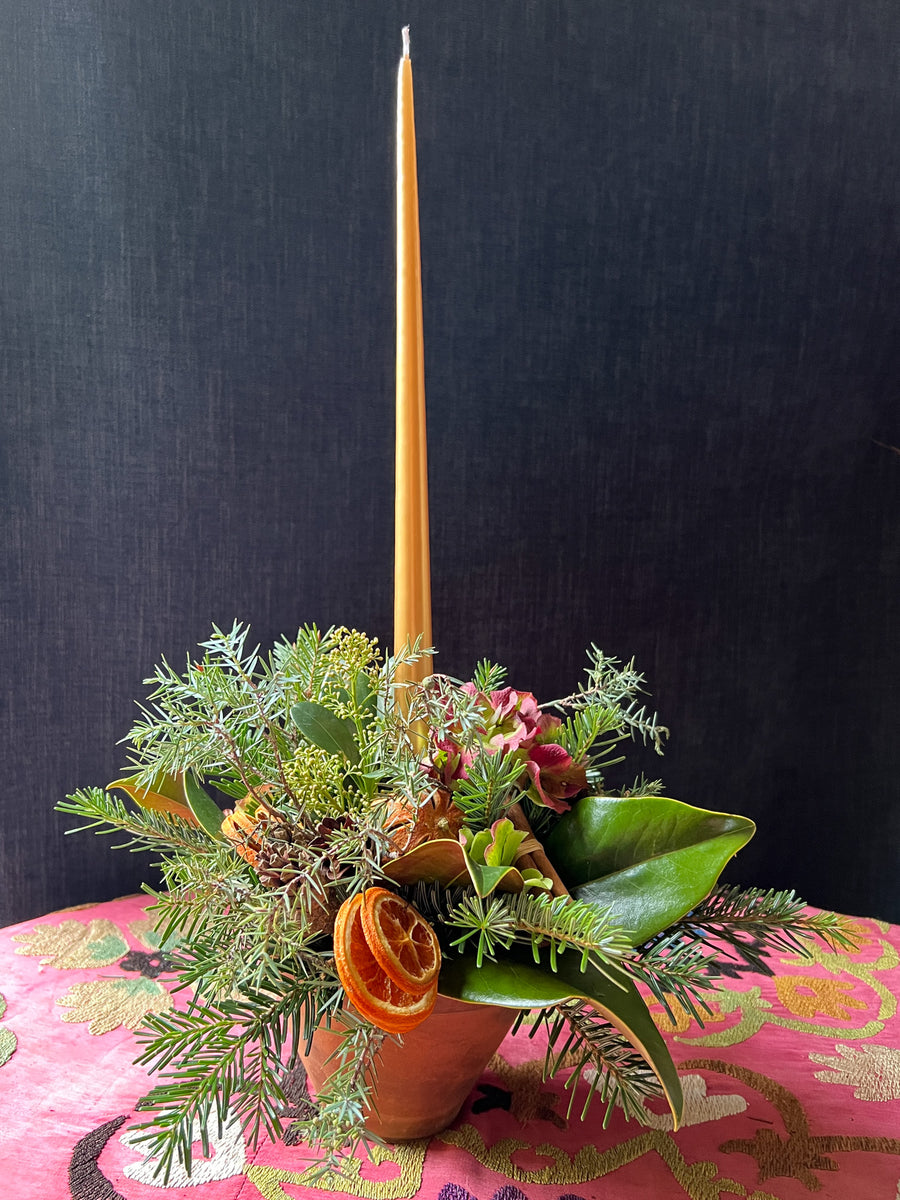 Maceta Rústica con verdes navideños y vela - cítricos y canela | Centro de mesa Navidad