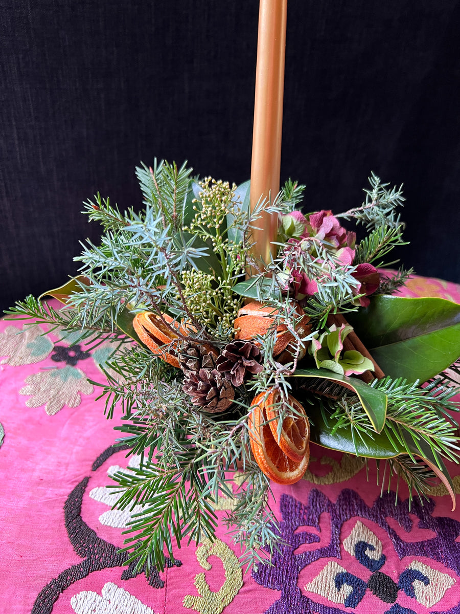 Maceta Rústica con verdes navideños y vela - cítricos y canela | Centro de mesa Navidad