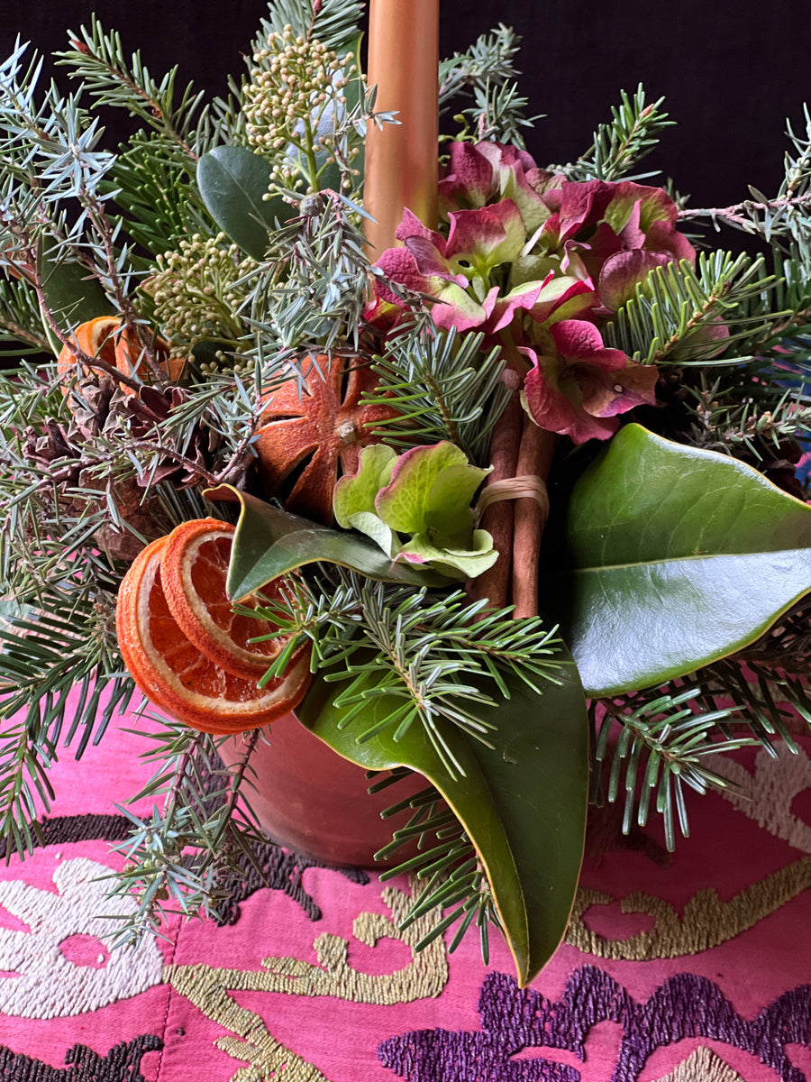 Maceta Rústica con verdes navideños y vela - cítricos y canela | Centro de mesa Navidad