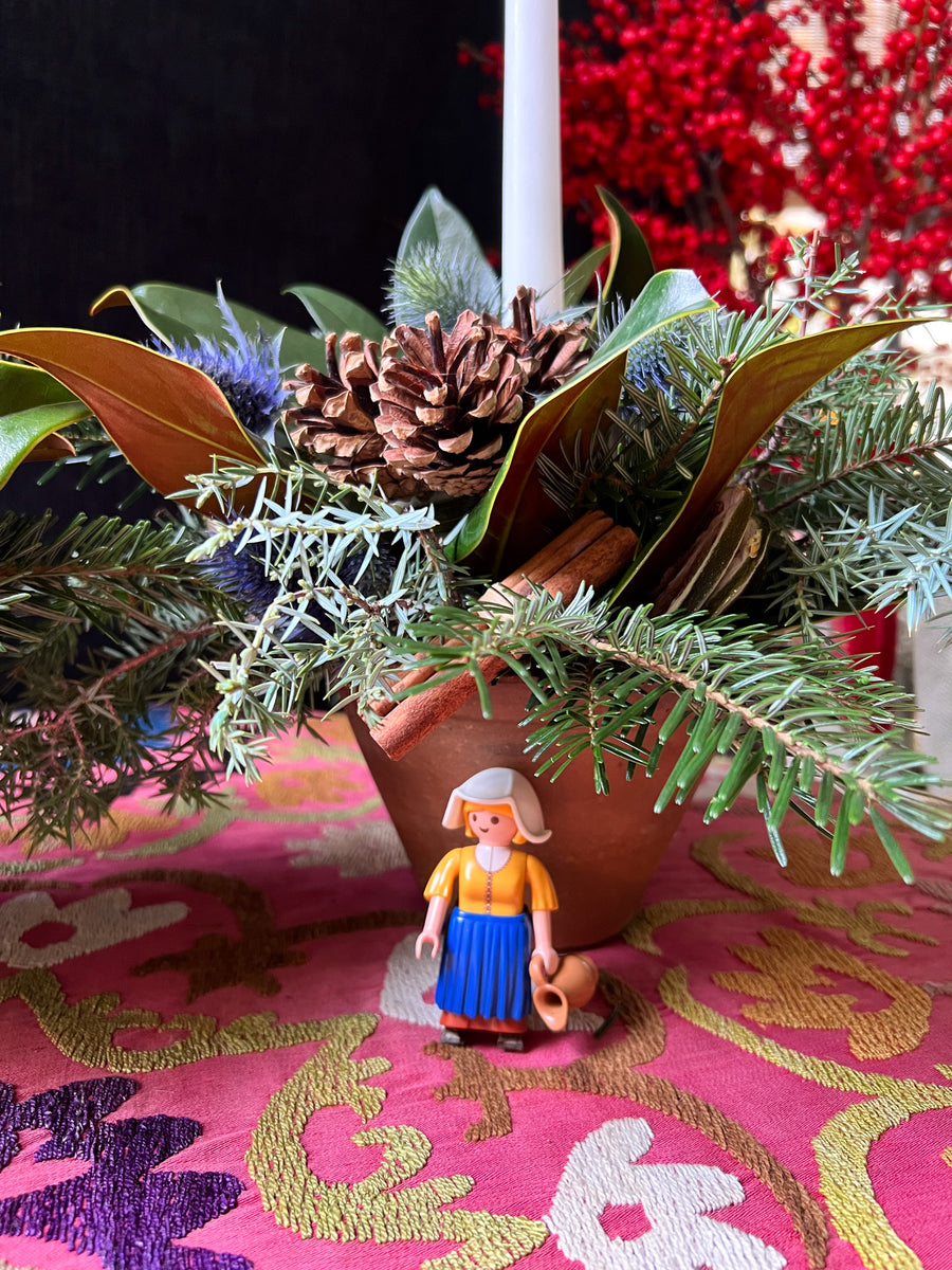 Maceta Rústica con verdes navideños y vela - cítricos y canela | Centro de mesa Navidad