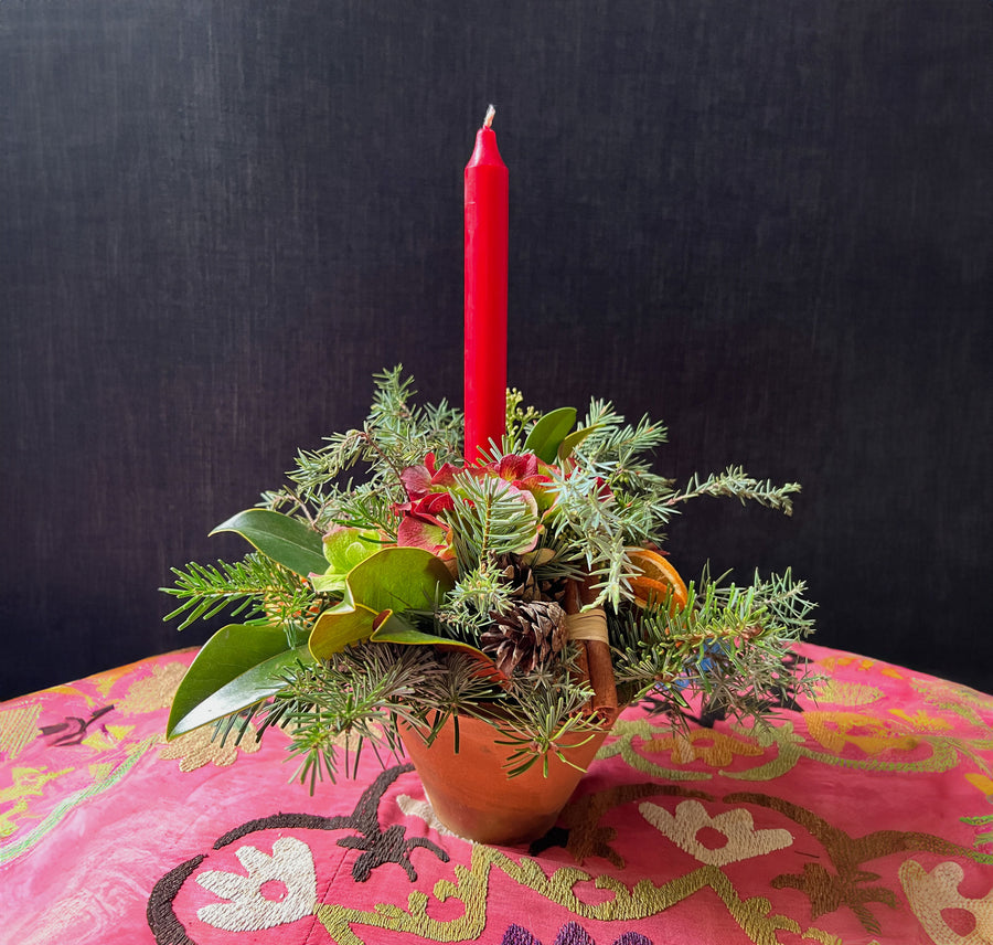 Maceta Rústica con verdes navideños y vela - cítricos y canela | Centro de mesa Navidad