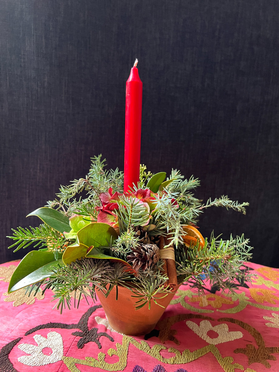Maceta Rústica con verdes navideños y vela - cítricos y canela | Centro de mesa Navidad