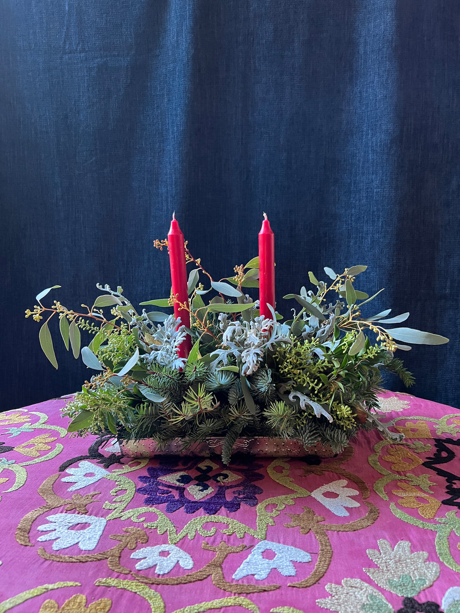 Bandeja de Cristal plata con verdes navideños y velas rojas| Centro de mesa Navidad