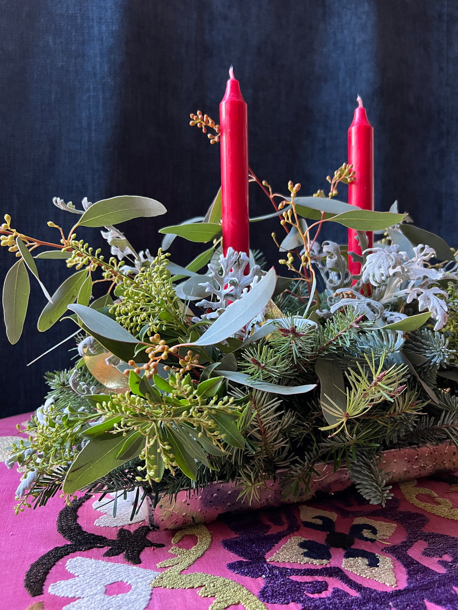 Bandeja de Cristal plata con verdes navideños y velas rojas| Centro de mesa Navidad