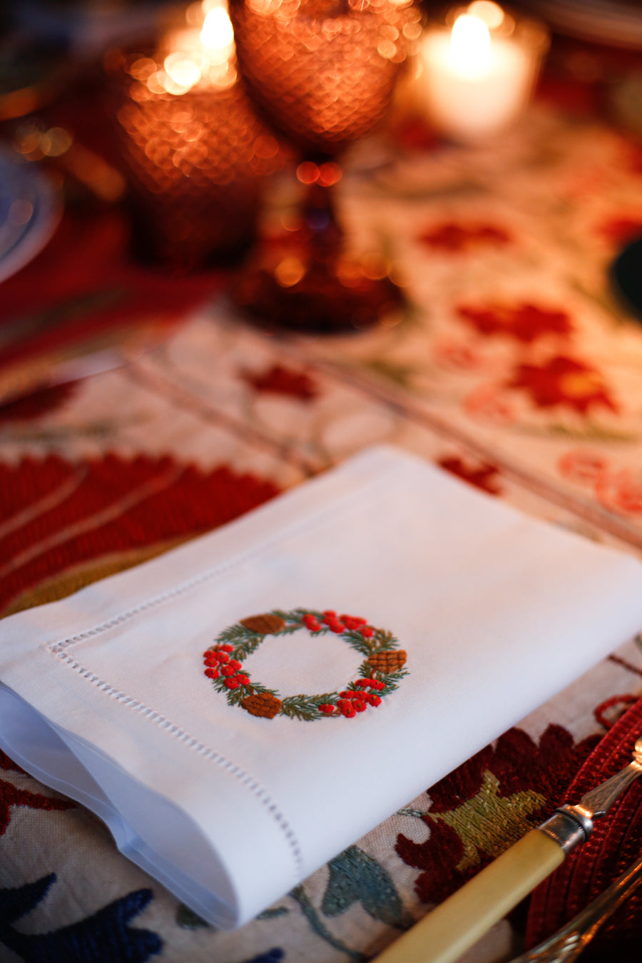 Servilleta de tela bordada - Corona de Navidad con piñas y escaramujo