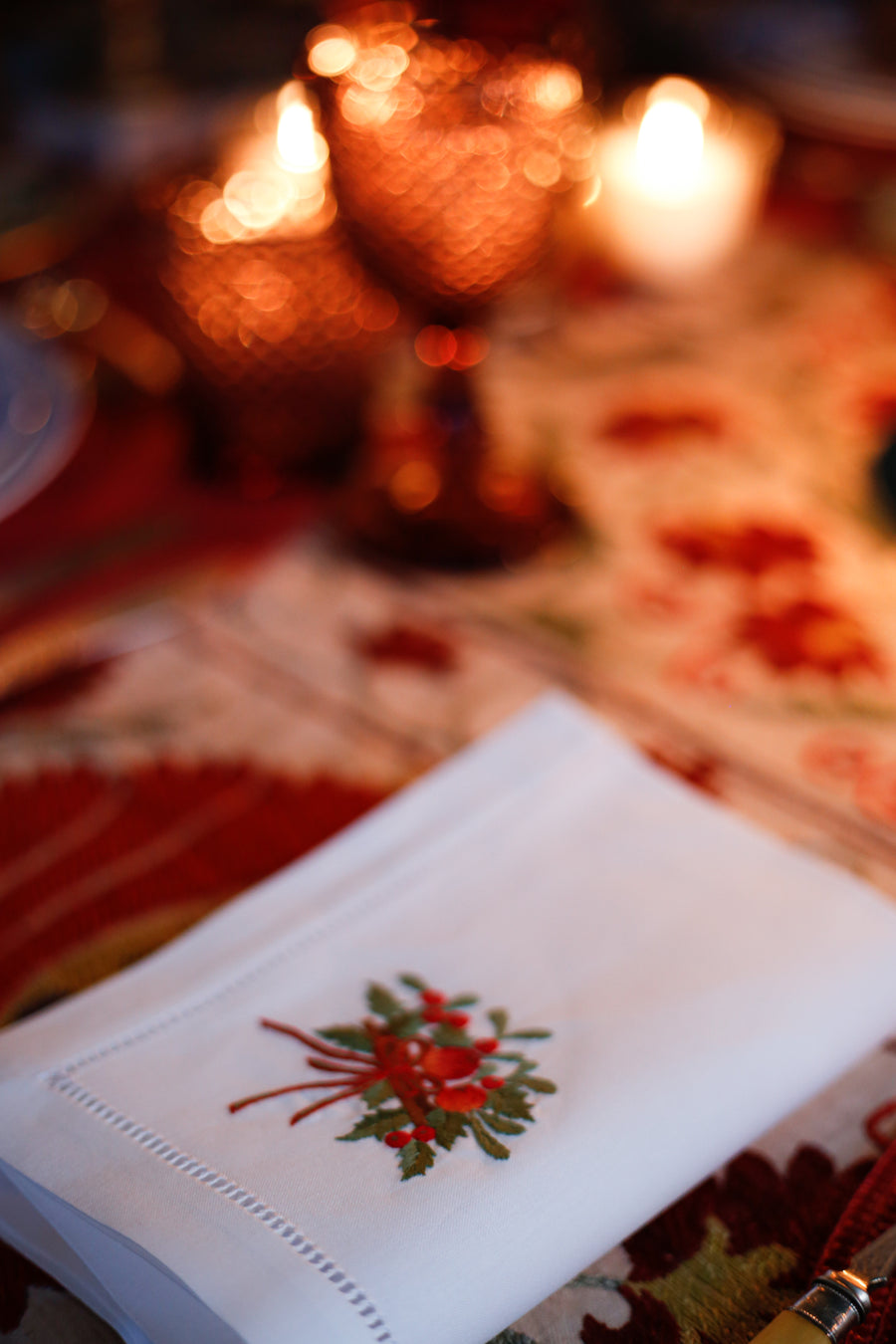 Servilleta de tela bordada - Adorno de Navidad bolitas rojas y lazo rojo