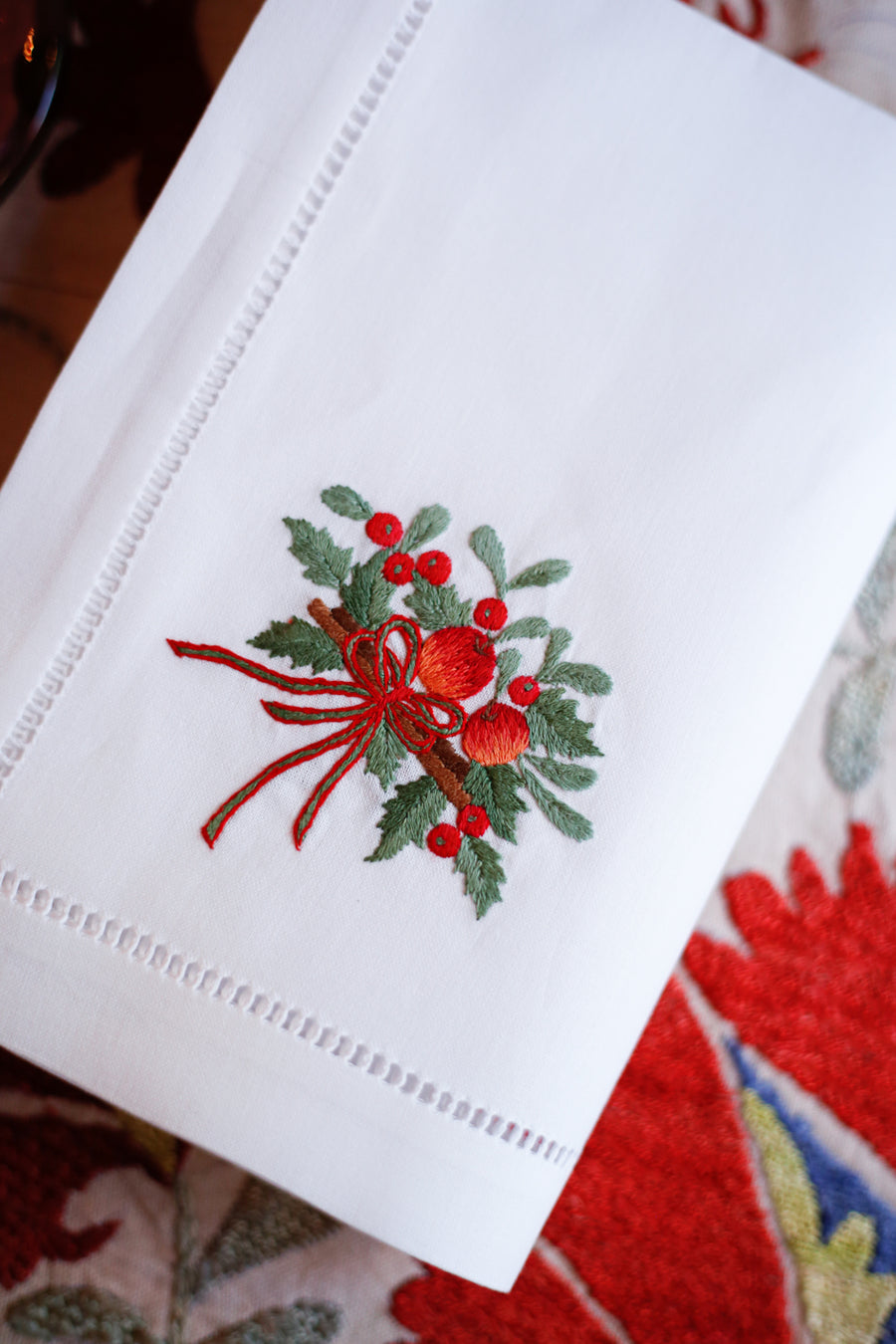 Servilleta de tela bordada - Adorno de Navidad bolitas rojas y lazo rojo