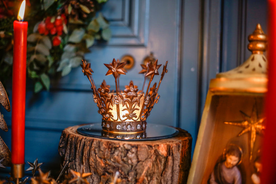 Corona de metal dorada con estrellas