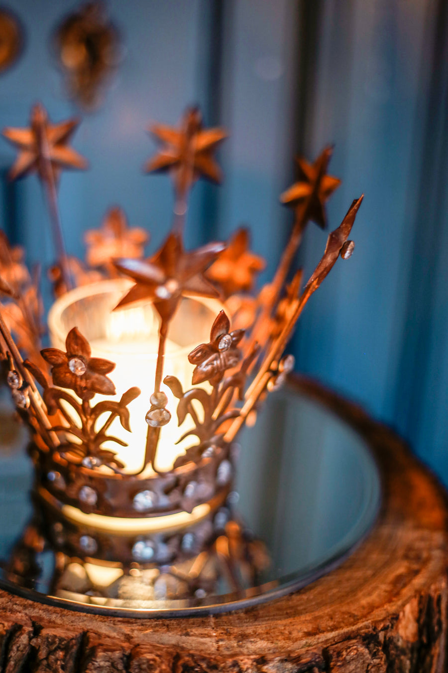 Corona de metal dorada con estrellas