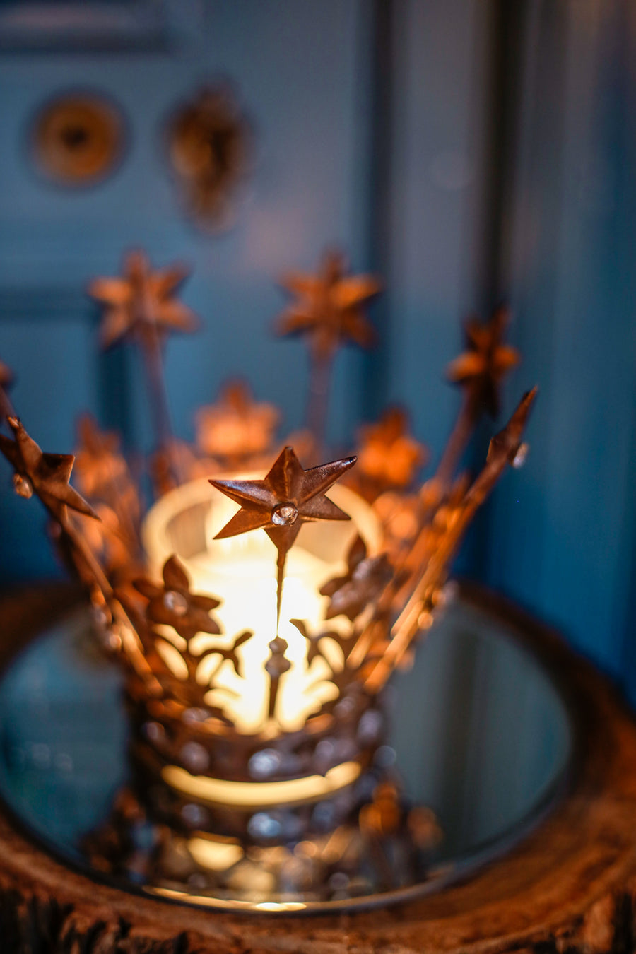 Corona de metal dorada con estrellas