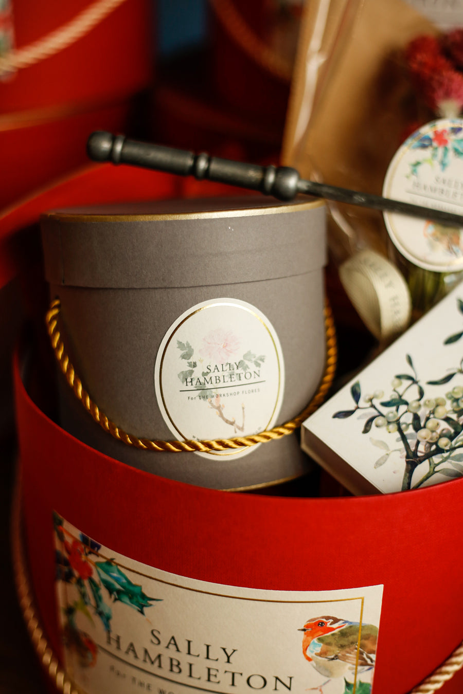 luxury-box-sombrerera-roja-velas-flores-secas-navidad-regalo-sally-hambleton-03