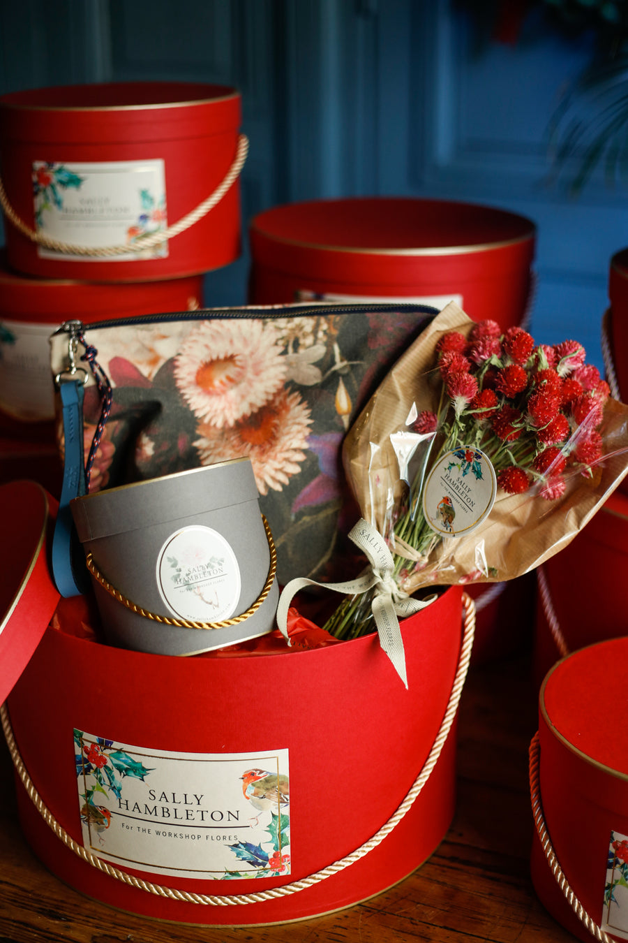 luxury-box-sombrerera-roja-zubi-velas-flores-secas-navidad-sally-hambleton-05