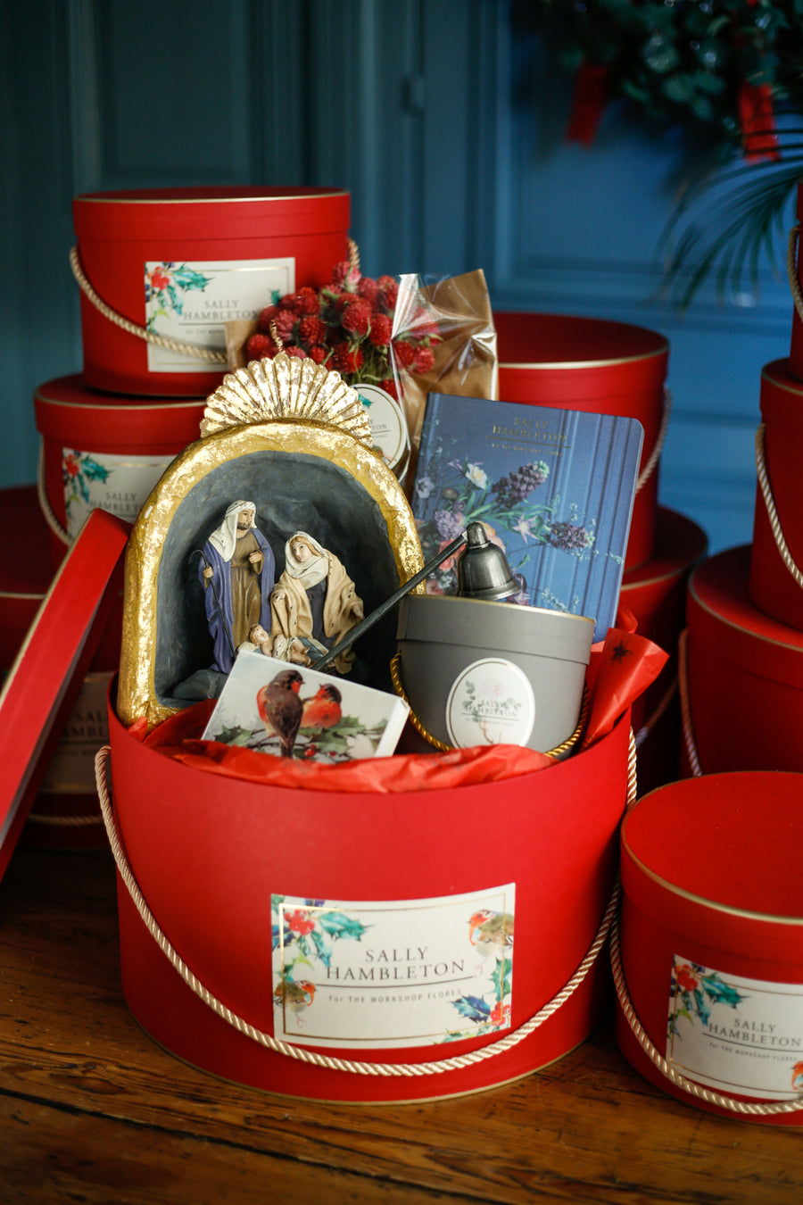  luxury-box-sombrerera-roja-velas-nacimiento-flores-secas-navidad-regalo-sally-hambleton-08
