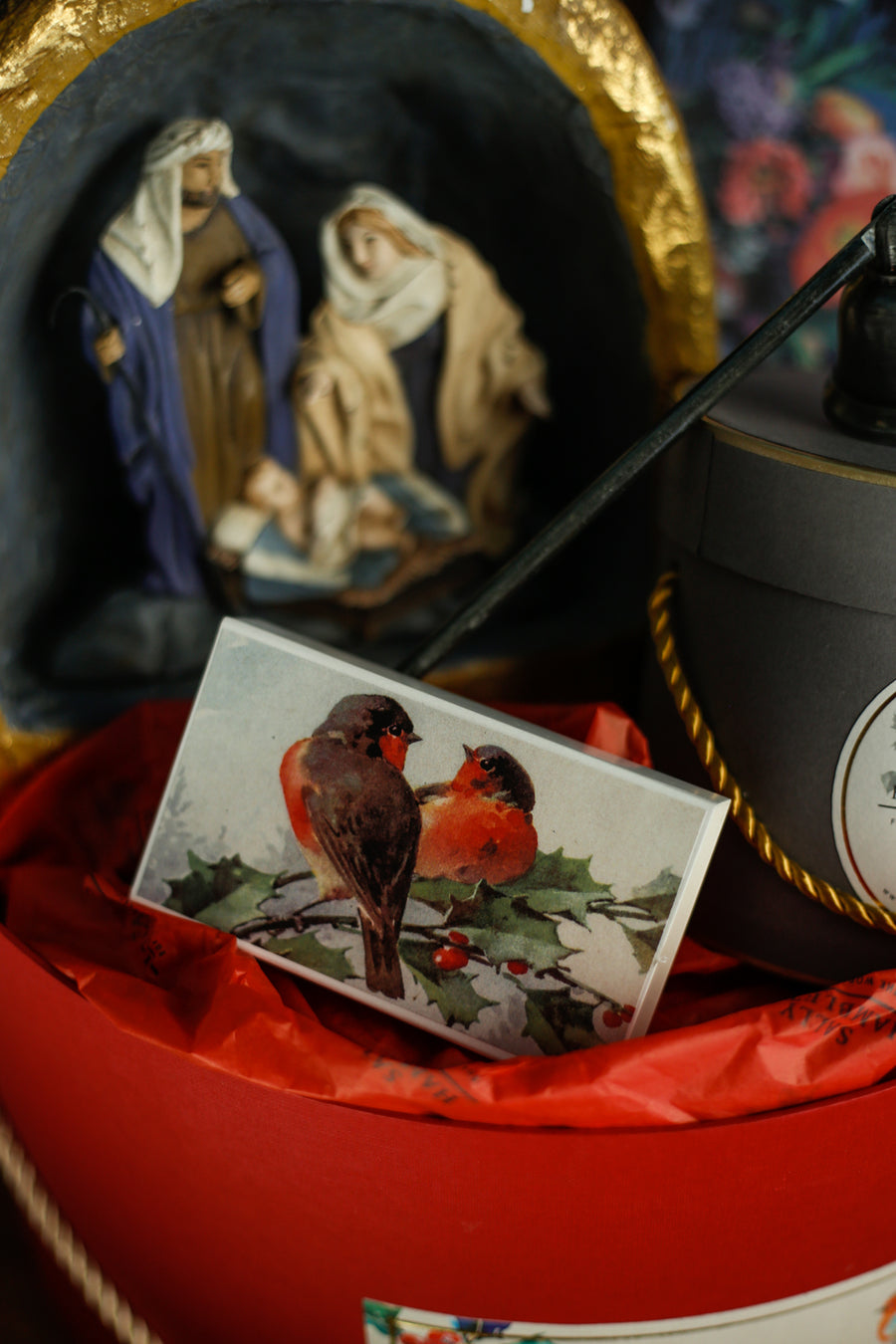 luxury-box-sombrerera-roja-velas-nacimiento-flores-secas-navidad-regalo-sally-hambleton-07