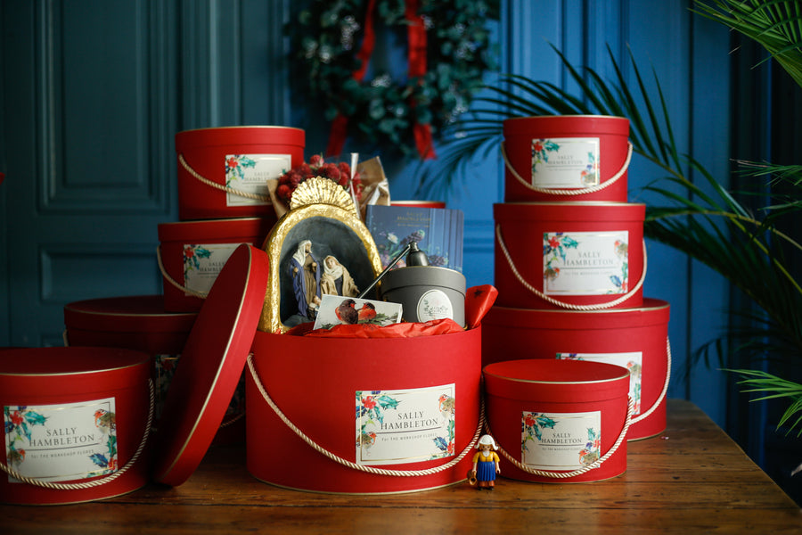 luxury-box-sombrerera-roja-velas-nacimiento-flores-secas-navidad-regalo-sally-hambleton-01