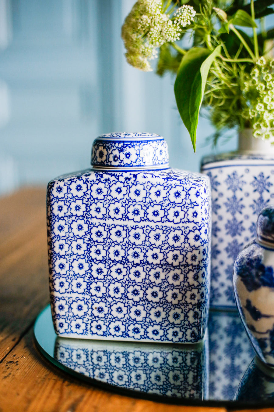 Tea caddy de cerámica azul y blanco - Flores