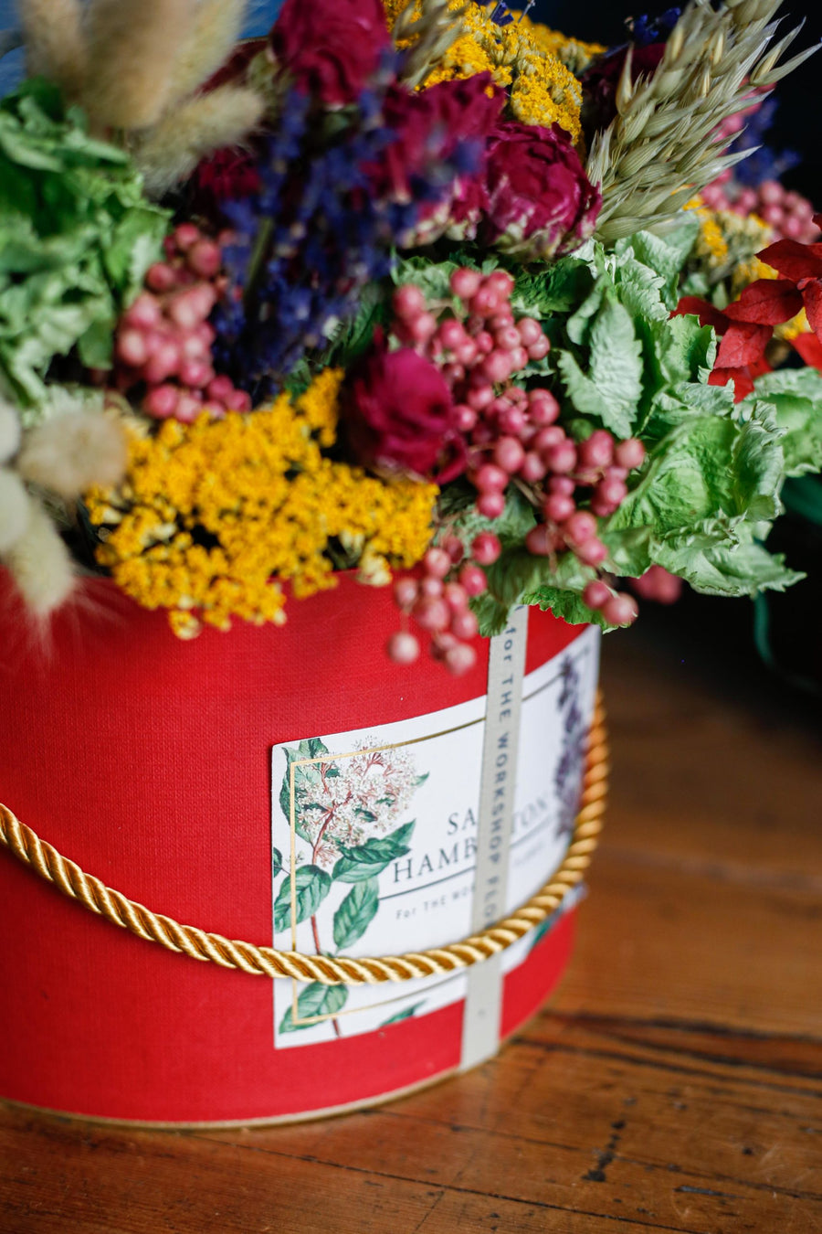 luxury-box-sombrerera-roja-pequena-flores-secas-regalo-sally-hambleton-03