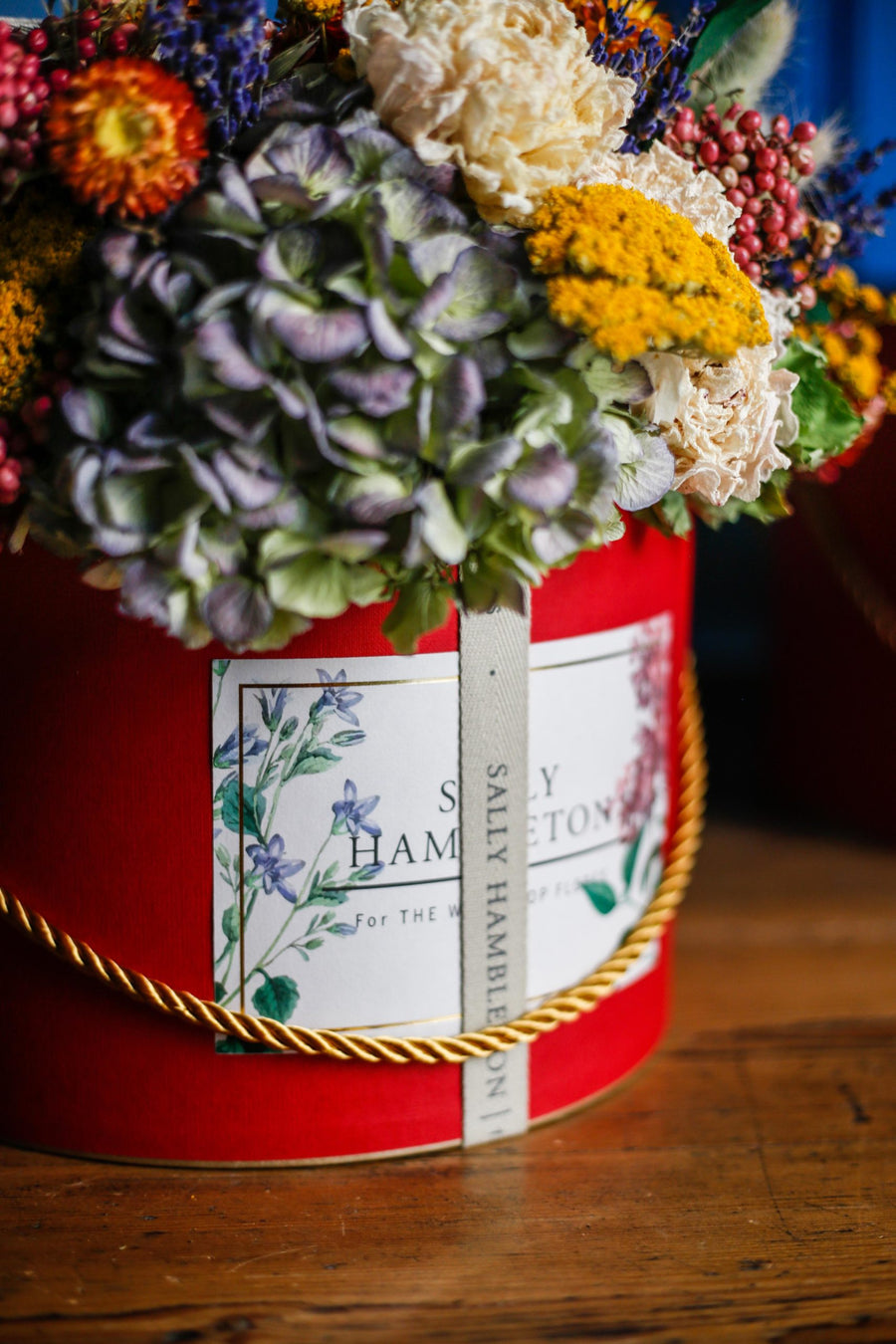 luxury-box-sombrerera-roja-mediana-flores-secas-regalo-sally-hambleton-06