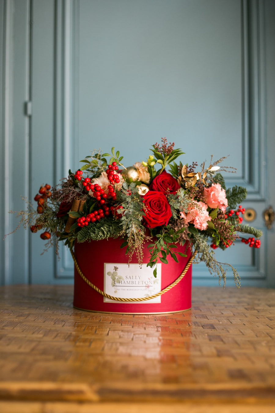 Sombrerera roja con flores navideñas rojas- L