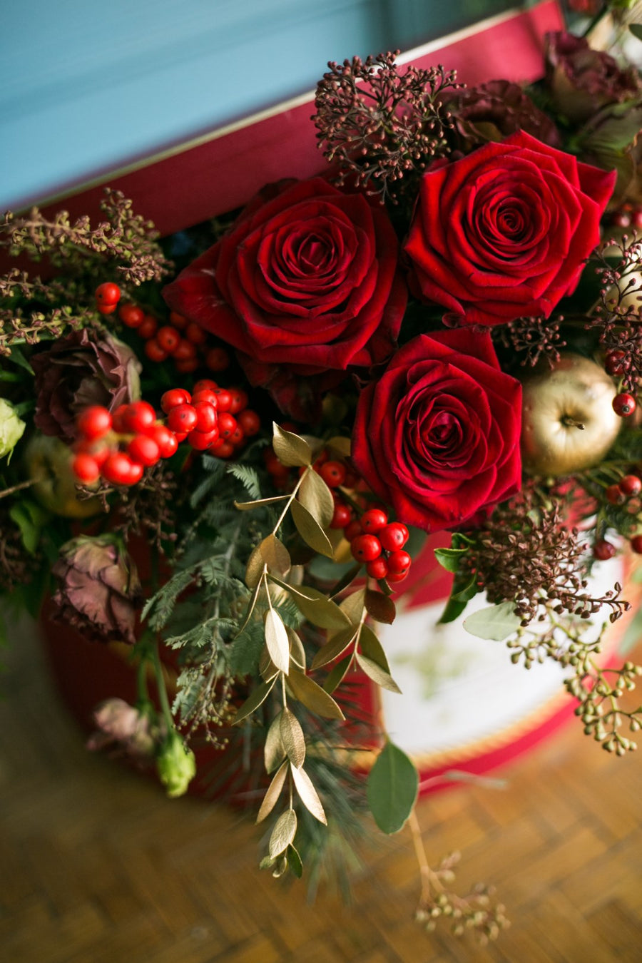 Sombrerera roja con flores navideñas rojas- L