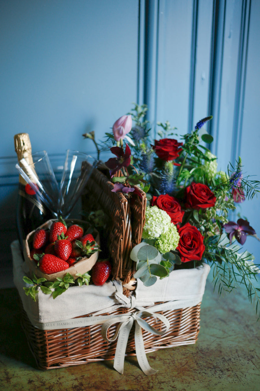 cesta-mimbre--con-flores-champagne-fresas-sally-hambleton-02