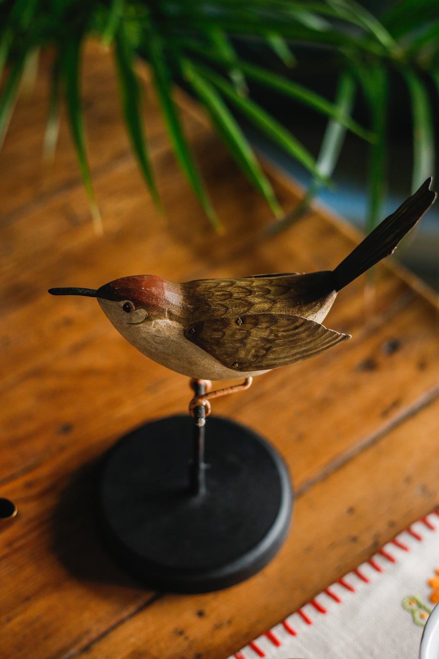 Pájaro de madera con soporte  'Colibrí II'