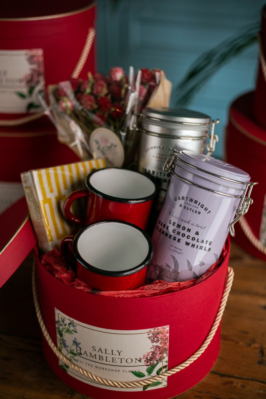 luxury-box-sombrerera-roja-regalo-flores-desayuno-tazas-tea-sally-hambleton-02