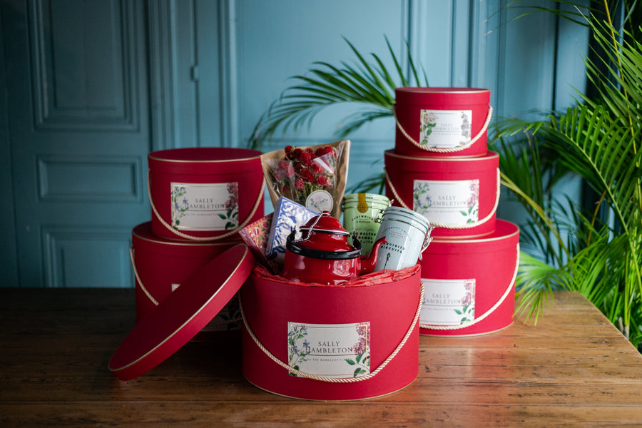 luxury-box-sombrerera-roja-regalo-flores-desayuno-tea-sally-hambleton-01