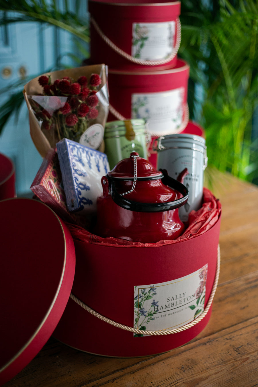 luxury-box-sombrerera-roja-regalo-flores-desayuno-tea-sally-hambleton-03