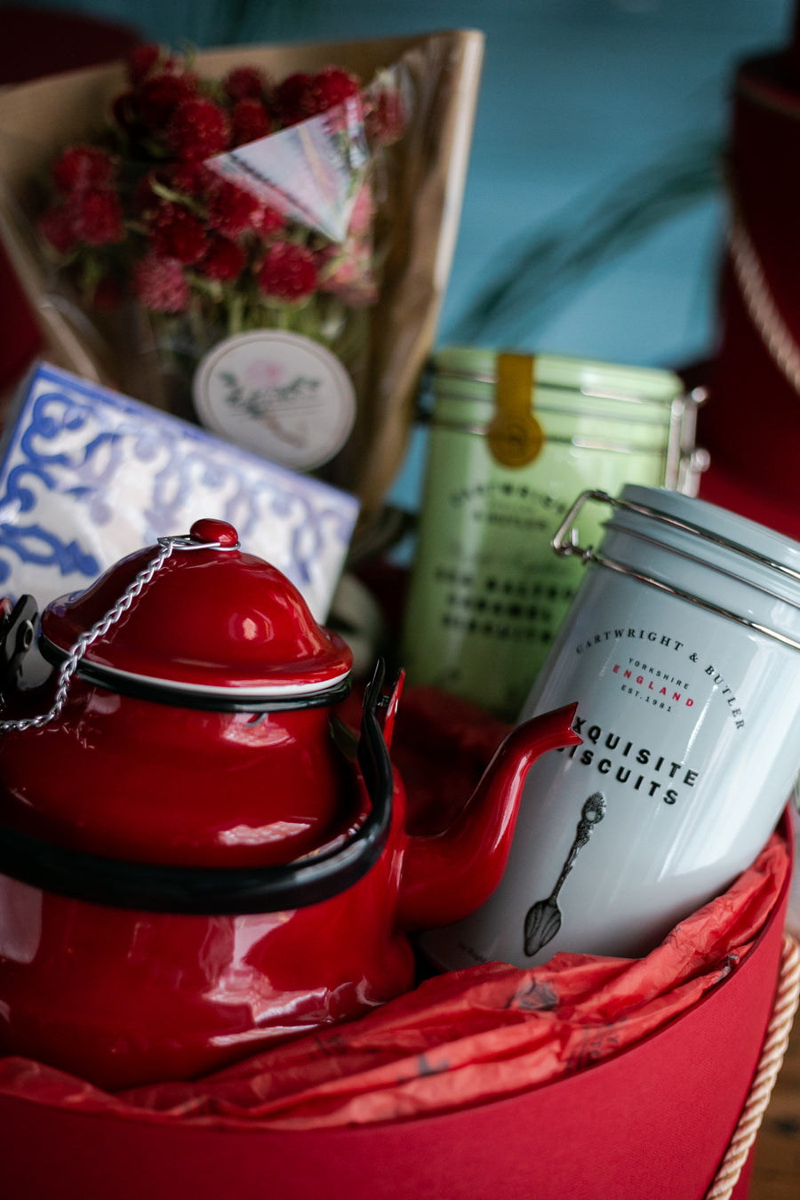 luxury-box-sombrerera-roja-regalo-flores-desayuno-tea-sally-hambleton-05
