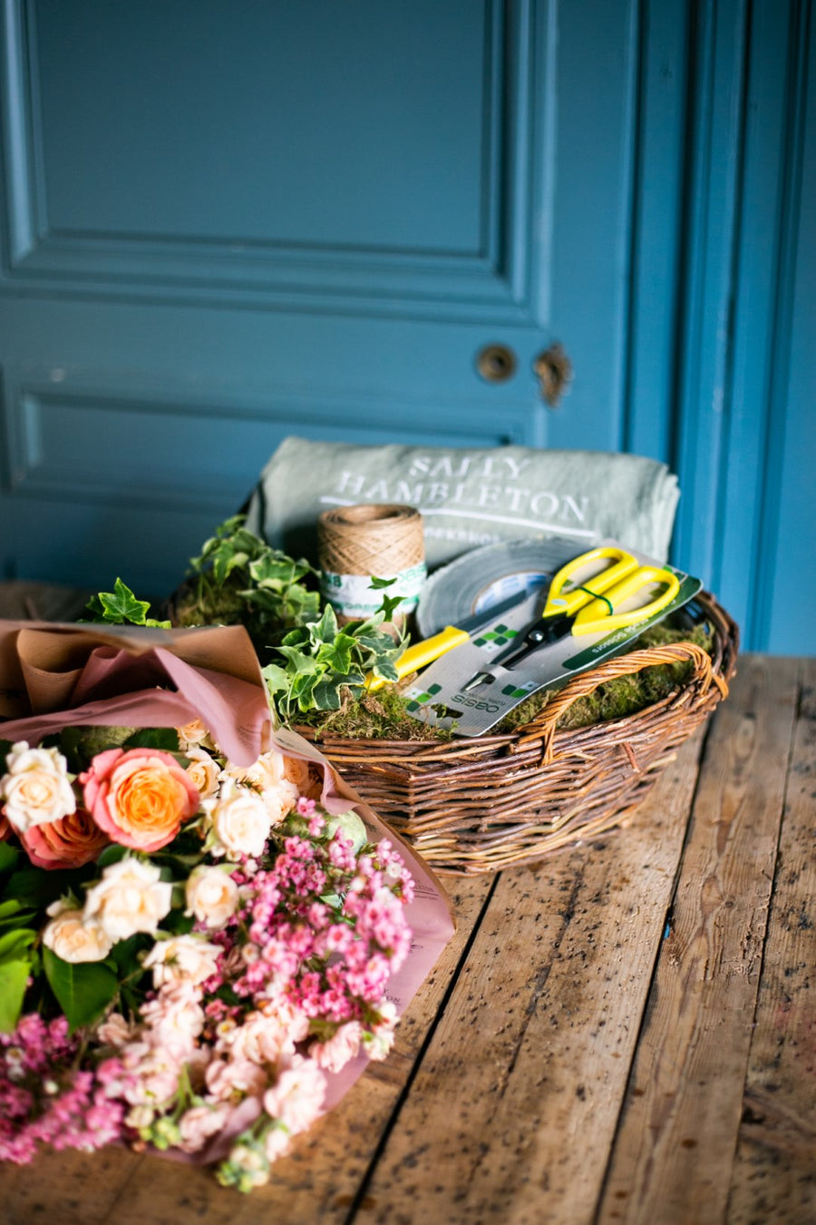 regalo-cesta-jardineria-jardinero-con-flores-sally-hambleton-02