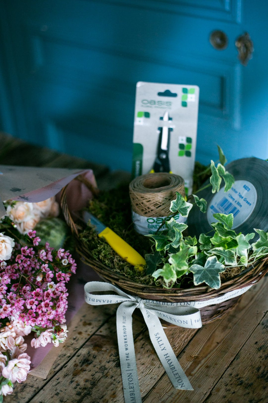 regalo-cesta-jardineria-jardinero-con-flores-sally-hambleton-03