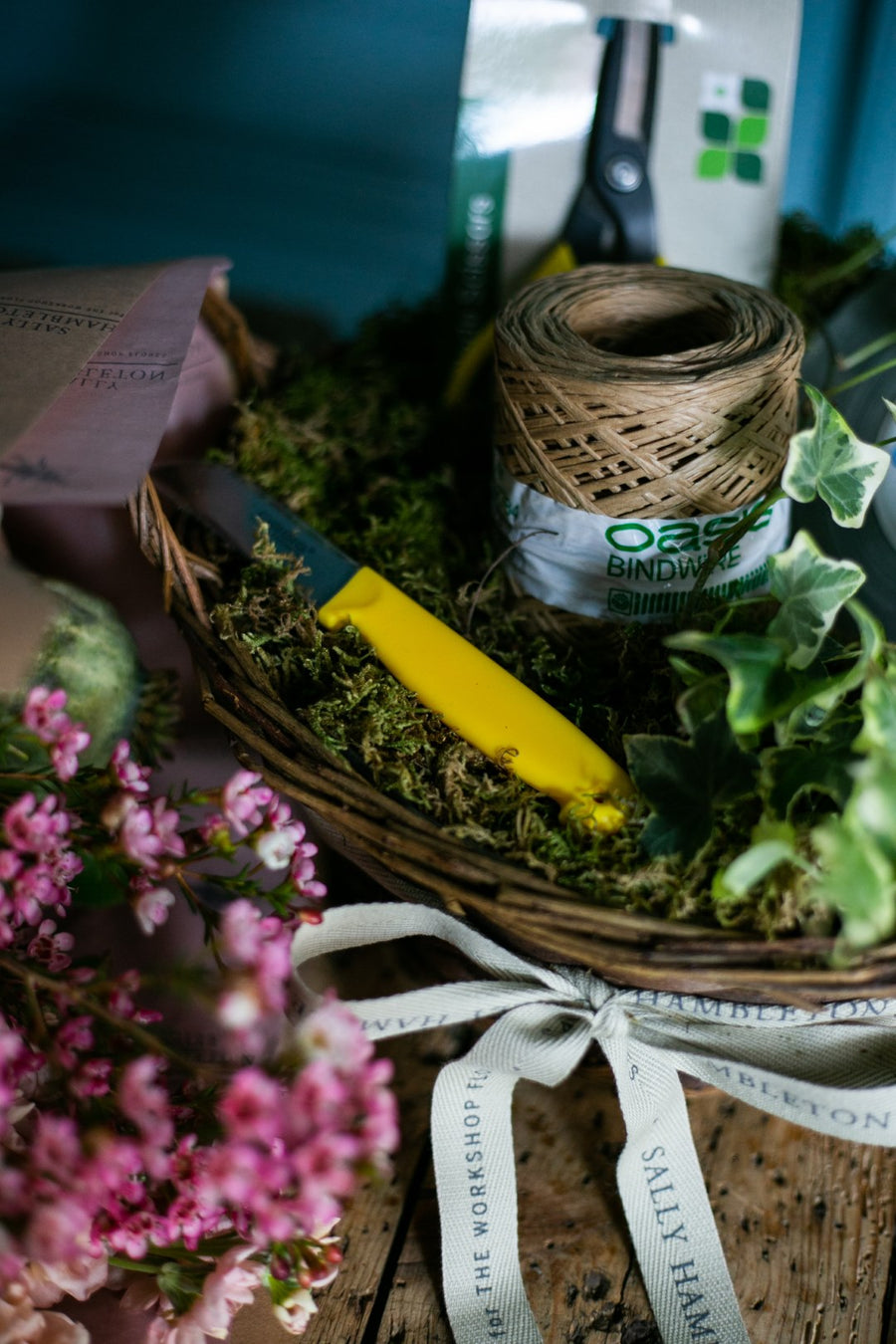 regalo-cesta-jardineria-jardinero-con-flores-sally-hambleton-05