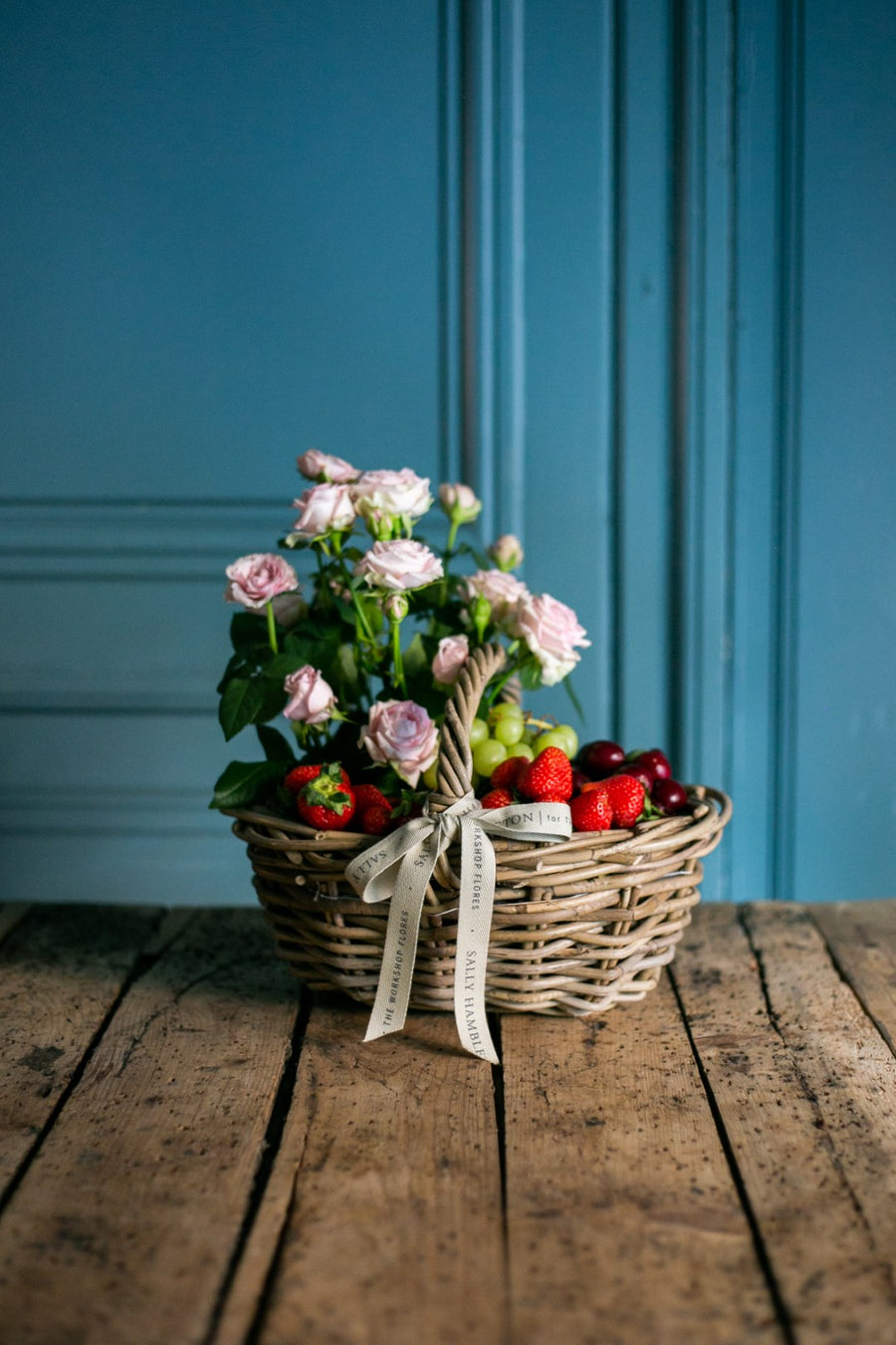 cesta-regalo-frutas-flores-sally-hambleton-tamaño-pequeño-01