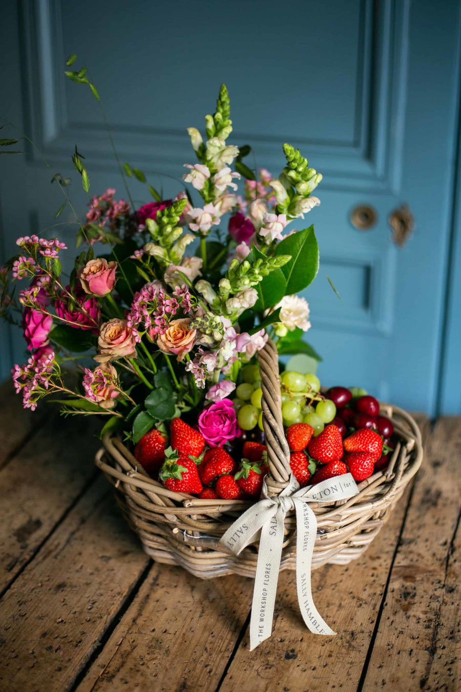 perro Periódico subasta Cesta de frutas y flores – Sally Hambleton