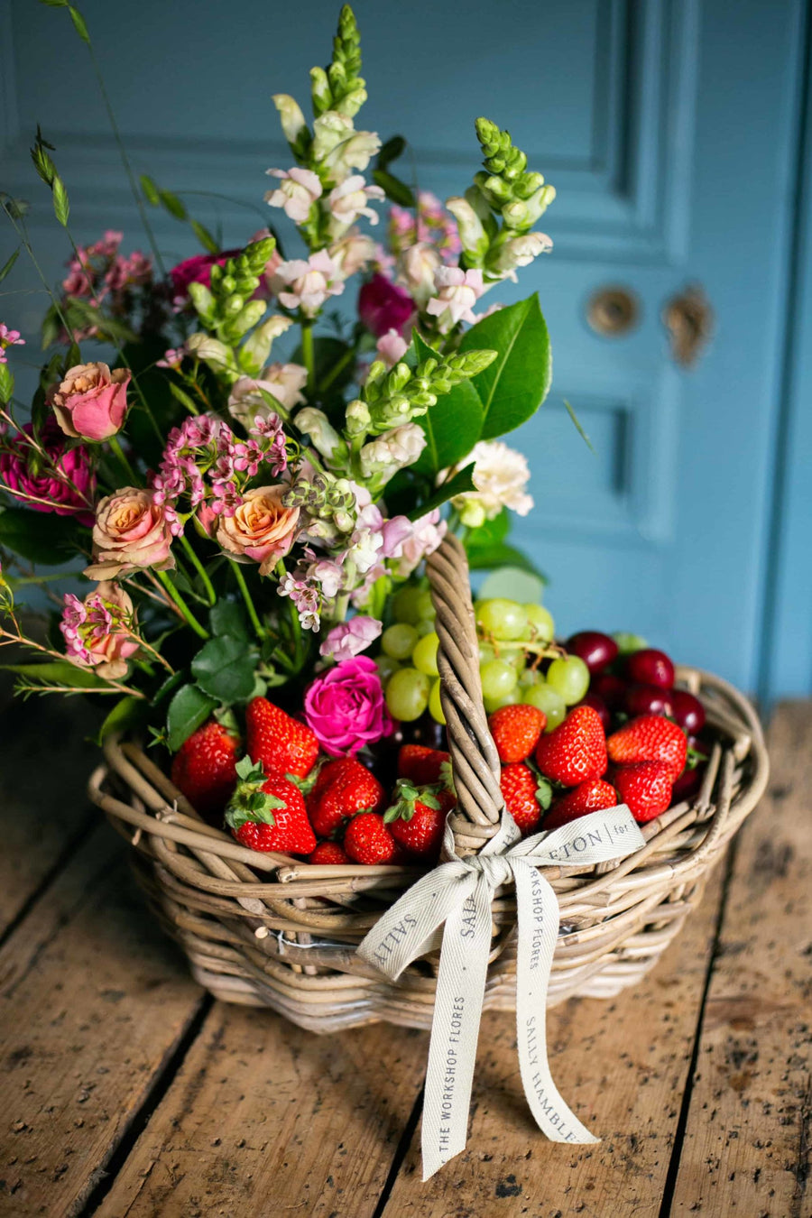 cesta-regalo-frutas-flores-sally-hambleton-03