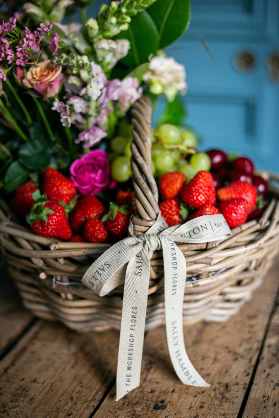 cesta-regalo-frutas-flores-sally-hambleton-02