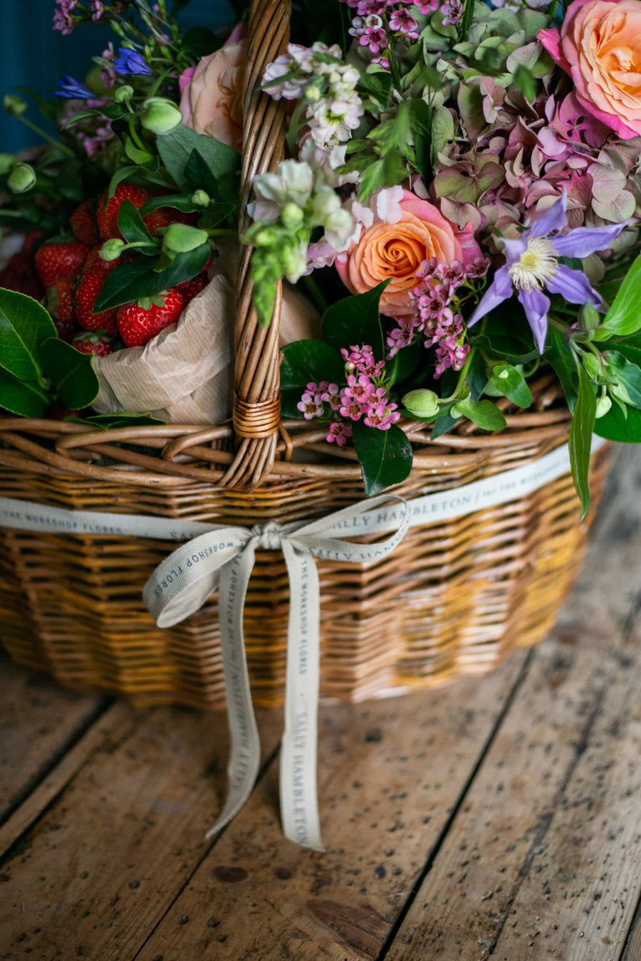 cesta-regalo-frutas-flores-sally-hambleton-tamaño-xl-05